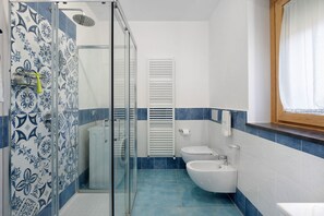 Dutxa, assecador de cabells i tovalloles 