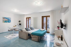 A modern bedroom with a bed, a desk, and a chair. - Apartment 'La Dimora Dei Nonni' with Mountain View, Wi-Fi and Air Conditioning (Agerola)
