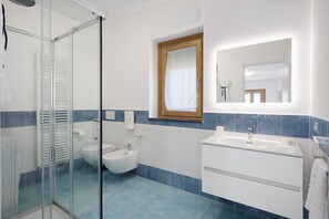Dusche, Haartrockner, Handtücher