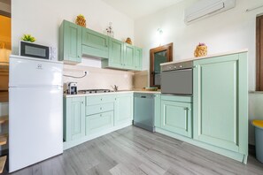 Réfrigérateur, four à micro-ondes, un four, surface de cuisson