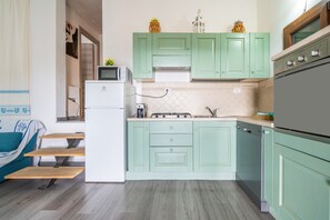 Réfrigérateur, four à micro-ondes, un four, surface de cuisson