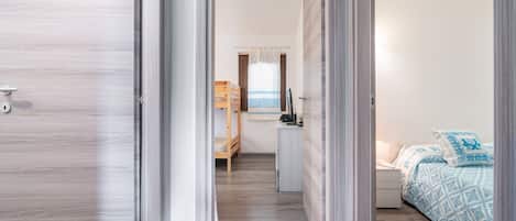 2 makuuhuonetta, silitysrauta/-lauta, ilmainen Wi-Fi, vuodevaatteet