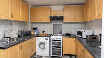 Rumah | Dapur pribadi | Lemari es, microwave, oven, dan kompor