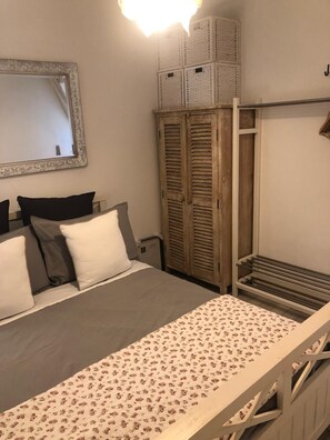 1 habitación, tabla de planchar con plancha y cuna de viaje 