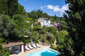Una piscina al aire libre