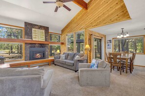 TV, fireplace - Updated condo, sleeps 6, close to everything (Sunriver)