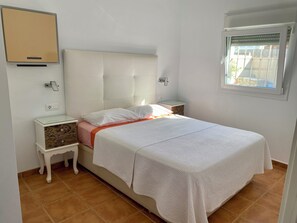 4 bedrooms, iron/ironing board, travel cot, free WiFi - Charming 3-bedroom house with AC and WiFi in lovely Chiclana de la Frontera (Chiclana de la Frontera)