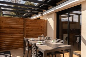 Outdoor dining - Charming 'Côté Nature' Cottage with Mountain View, Wi-Fi & Air Conditioning (Sorède)