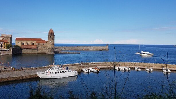 A coastal town with a historic tower, a marina with boats, and a promenade with people. - Charming 'Côté Nature' Cottage with Mountain View, Wi-Fi & Air Conditioning (Sorède)