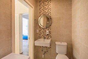 Shower, hair dryer, towels, toilet paper - SEA-VIEW RETREAT 2 ! (San Giljan)