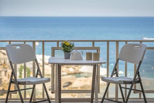 Outdoor dining - SEA-VIEW RETREAT 2 ! (San Giljan)
