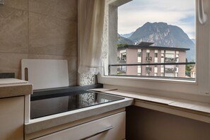 Frigorifero, microonde, piano cottura, lavastoviglie