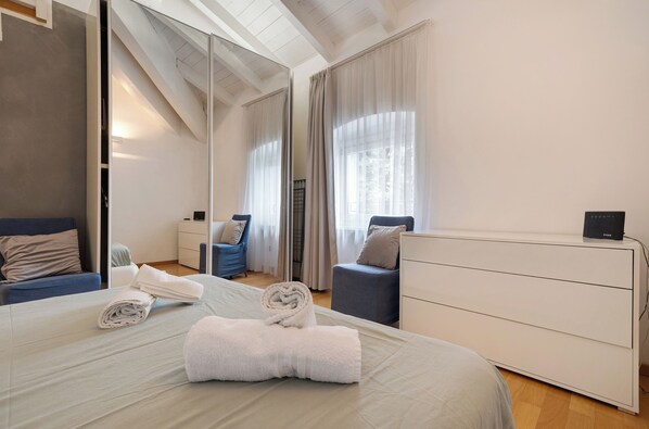 2 bedrooms, iron/ironing board, free WiFi, bed sheets