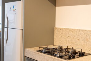Una cucina con un frigorifero bianco e una stufa a gas.