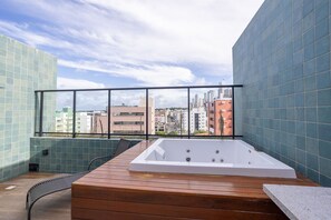 Appartement Élite | Bain à remous extérieur