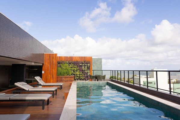 Piscine couverte, chaises longues