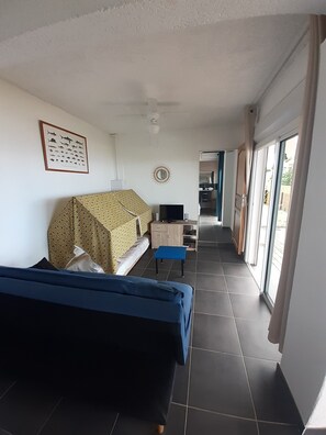 1 habitación, tabla de planchar con plancha y ropa de cama 