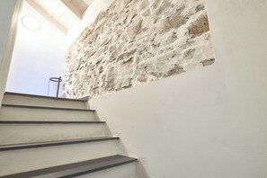 Eine Treppe, die zu einer Steinsäule führt.