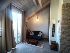 Una sala de estar acogedora con un sofá, una mesa de centro y una chimenea.