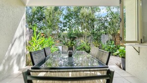 Outdoor dining - Stylish Cairns Escape with Courtyard | Cosmo 14 (Cairns North)