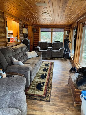 Living area - 20 acre, 5-bedroom waterfront cabin in Suring. Private pond & River Access! (Suring)