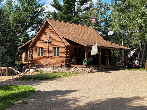Exterior - 20 acre, 5-bedroom waterfront cabin in Suring. Private pond & River Access! (Suring)