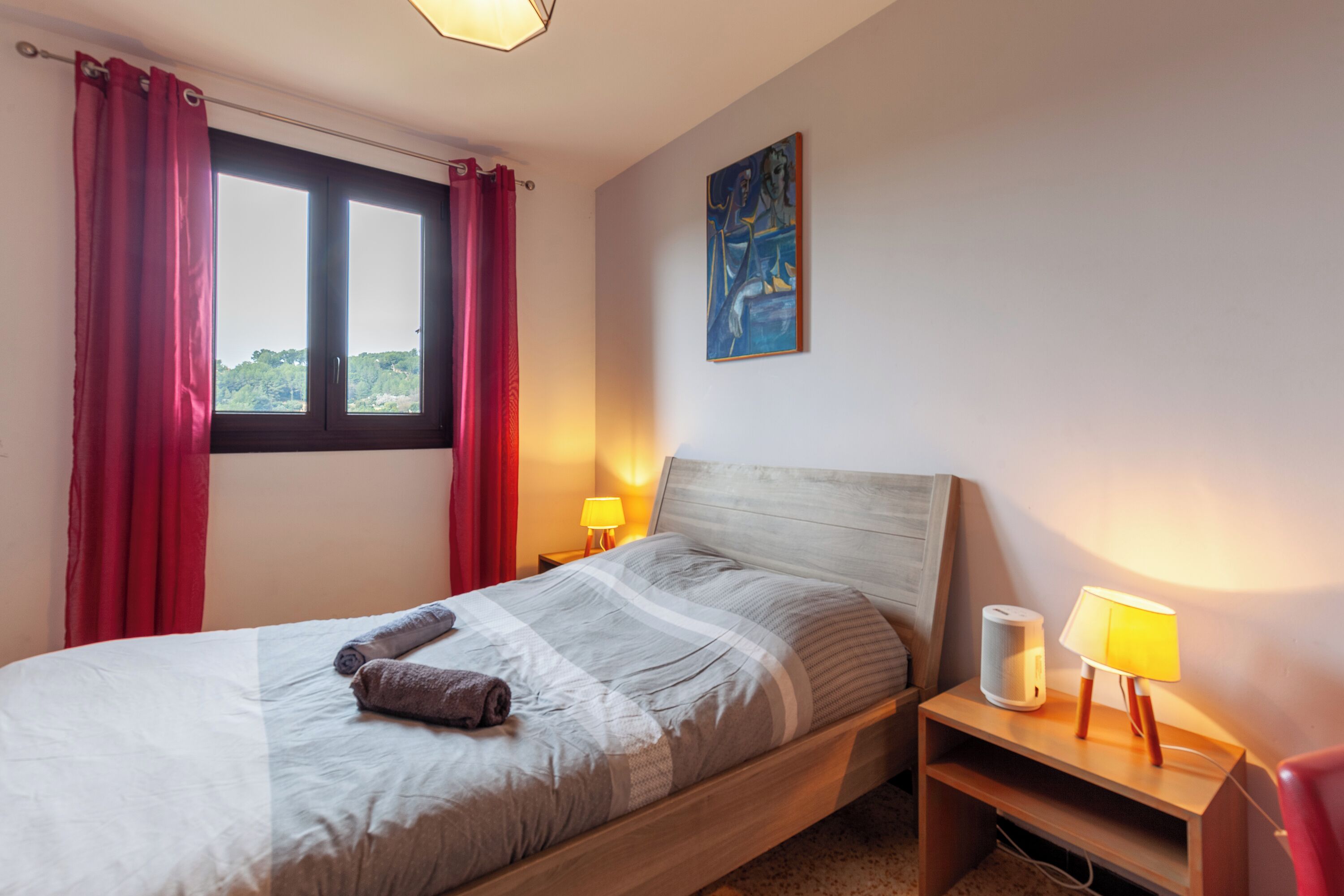 4 bedrooms, iron/ironing board, bed sheets