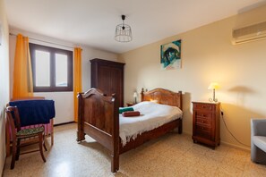 4 bedrooms, iron/ironing board, bed sheets