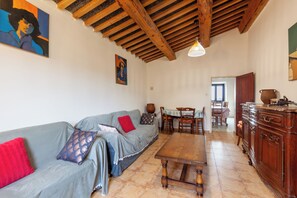 Televisión y chimenea 