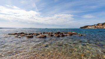 Una spiaggia nelle vicinanze
