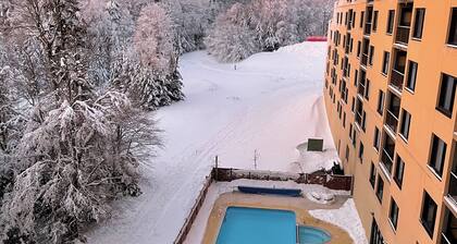 Amazing 2 Bed/2 Bath Ski-In & Ski-Out with Night Skiing. Sleeps 7 comfortably