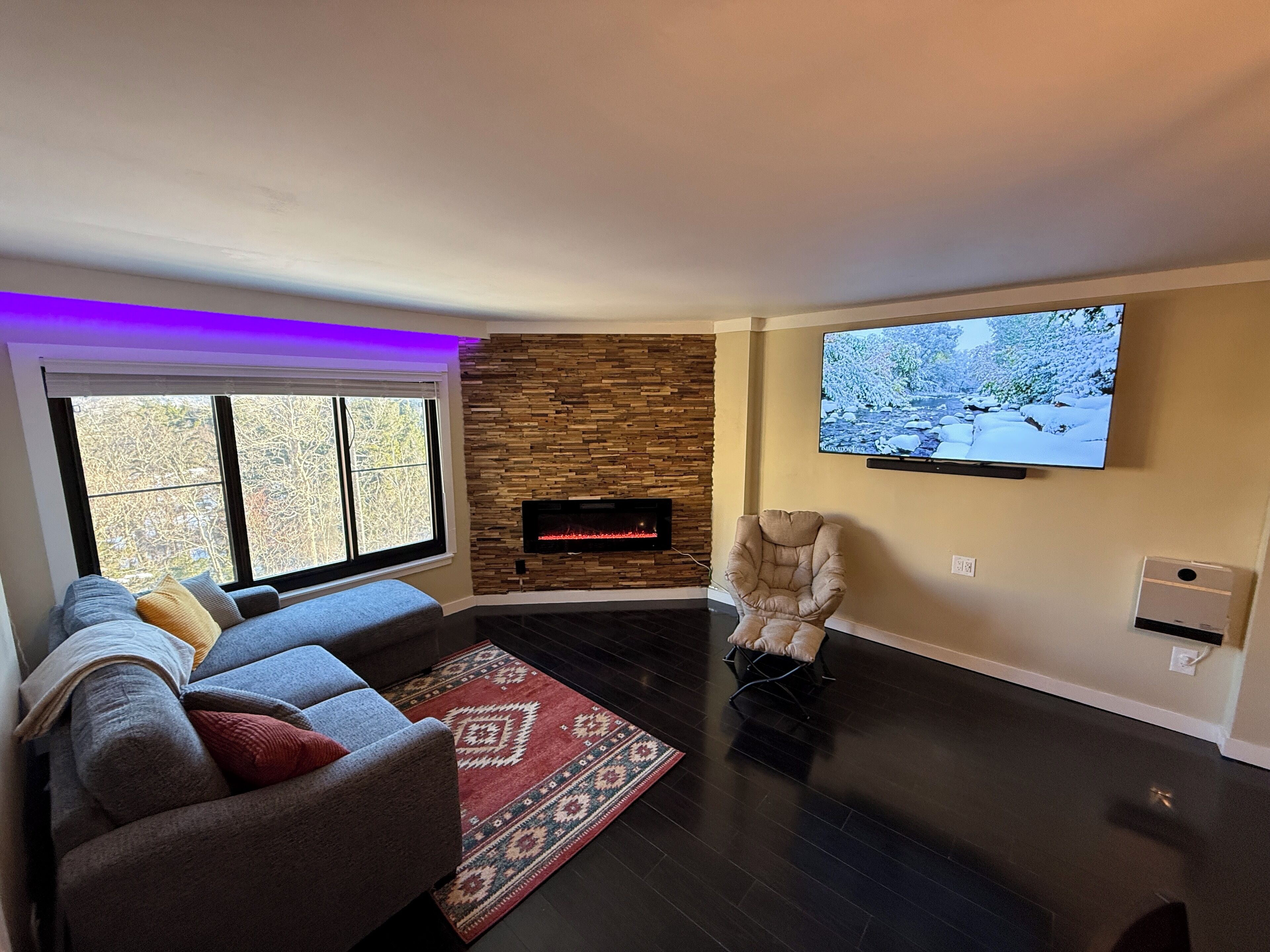 Smart TV y chimenea 