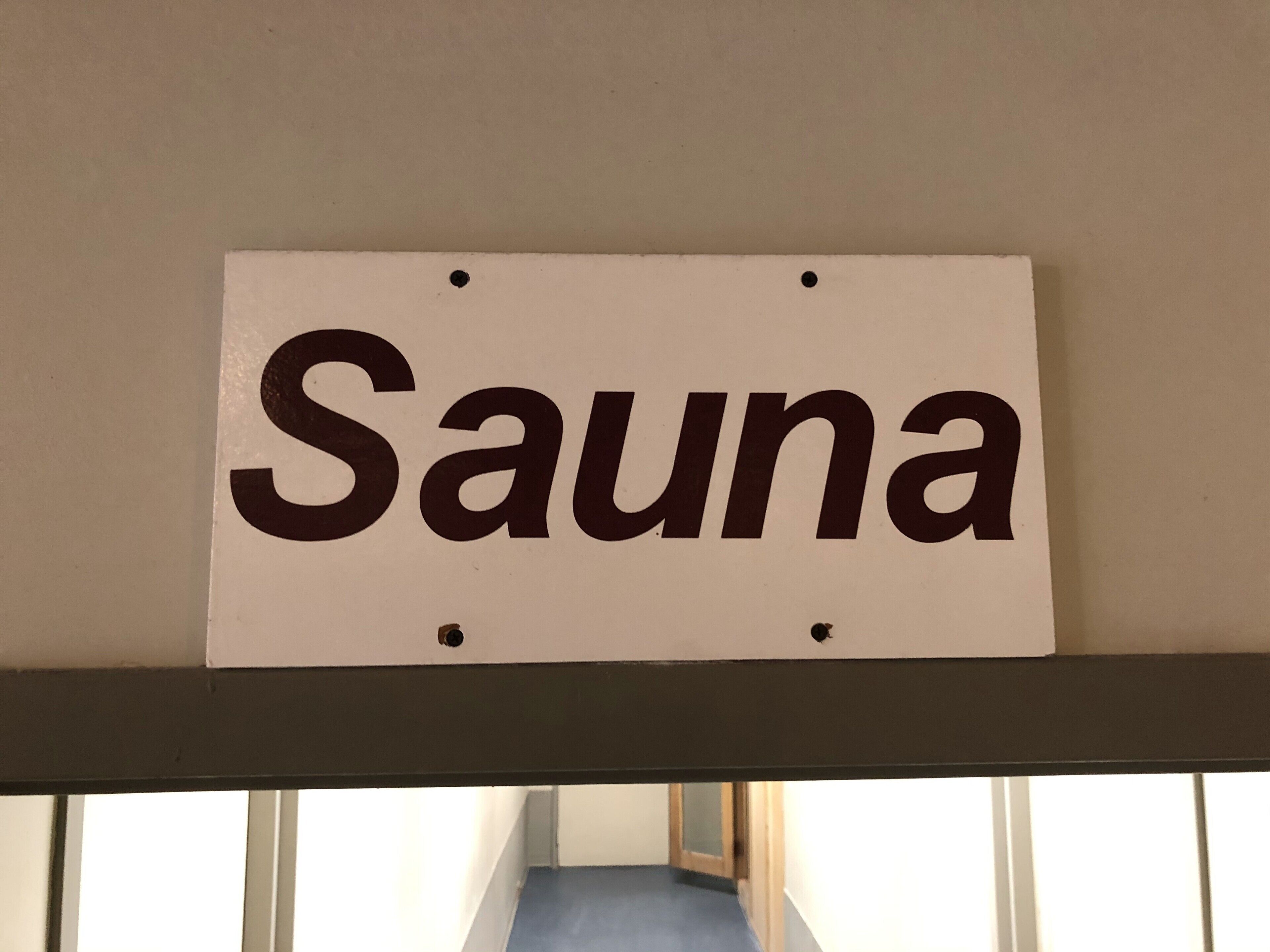 Un letrero con la palabra 'Sauna' en una pared.