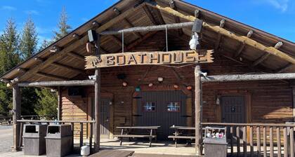 Amazing 2 Bed/2 Bath Ski-In & Ski-Out with Night Skiing. Sleeps 8 comfortably