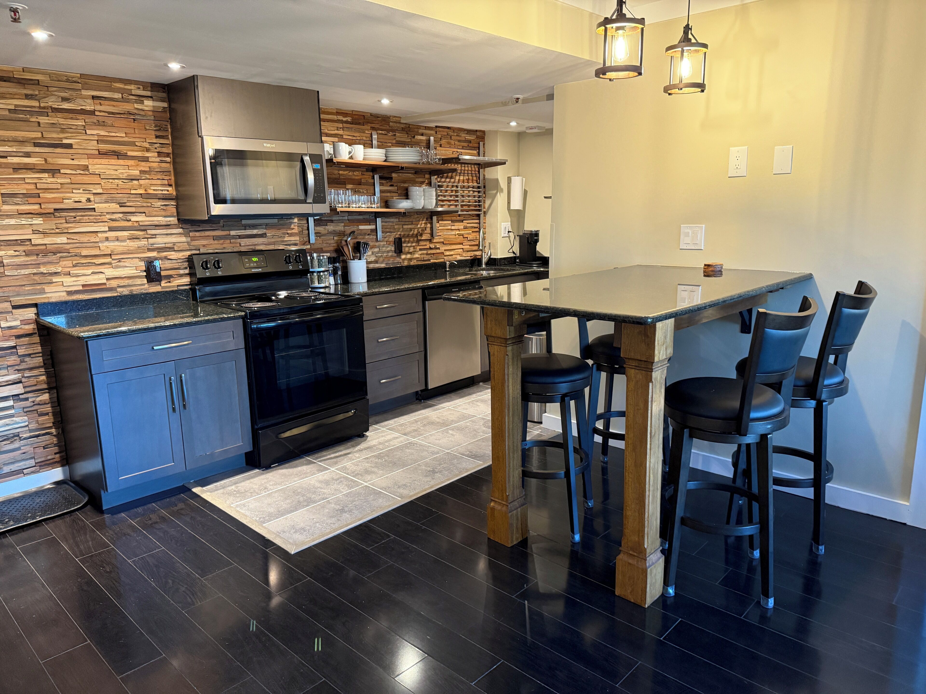 Refrigerador, microondas, horno y parrilla de estufa 