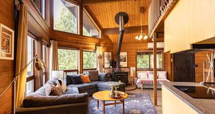 Charming 3-bedroom cabin in Woodinville with AC, WiFi