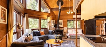Charming 3-bedroom cabin in Woodinville with AC, WiFi