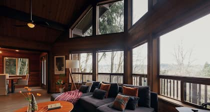 Charming 3-bedroom cabin in Woodinville with AC, WiFi