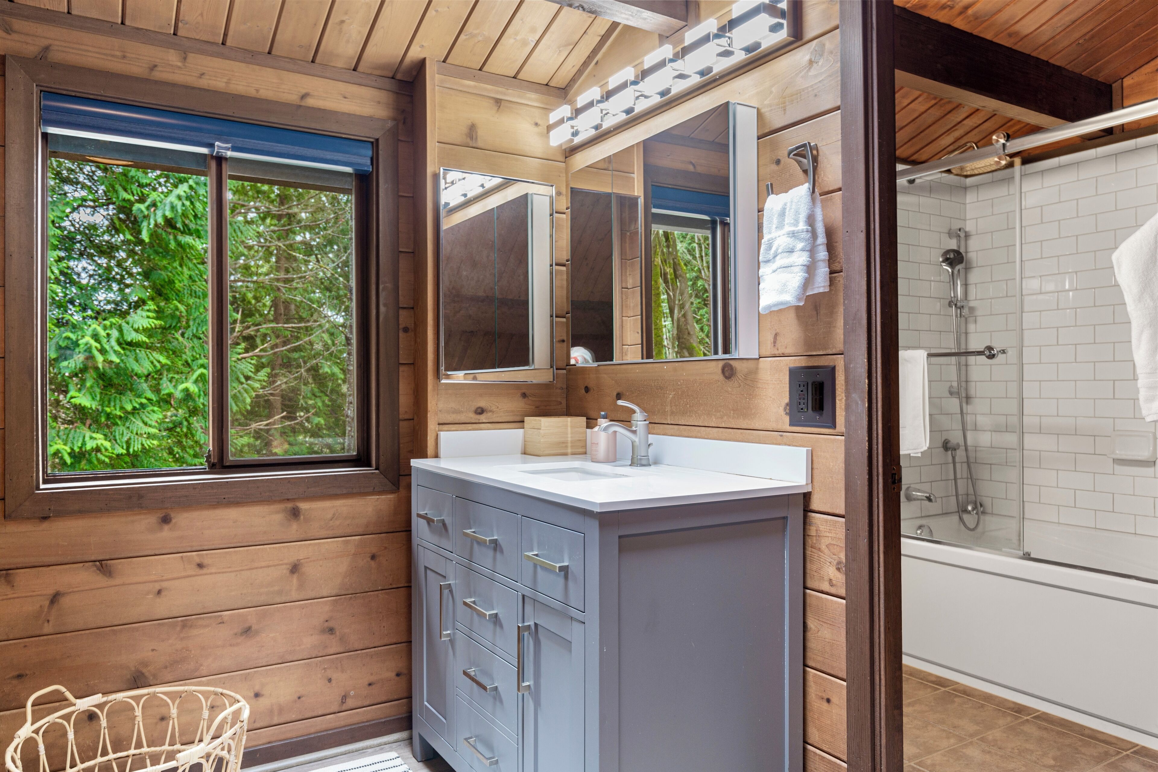 Secadora de cabello, toallas, jabón, papel de baño 