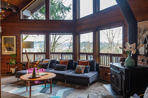 Charming 3-bedroom cabin in Woodinville with AC, WiFi