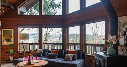 Charming 3-bedroom cabin in Woodinville with AC, WiFi