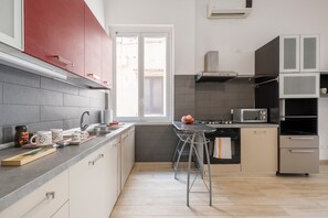 Fridge, microwave, stovetop, dishwasher