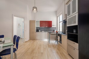 Geladeira, micro-ondas, cooktop, lava-louças