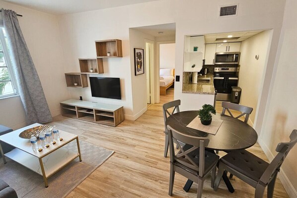 Dining - CHIC AND COSY 1 Bedroom Suite (Miami Beach)