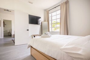 2 bedrooms, desk, iron/ironing board, WiFi
