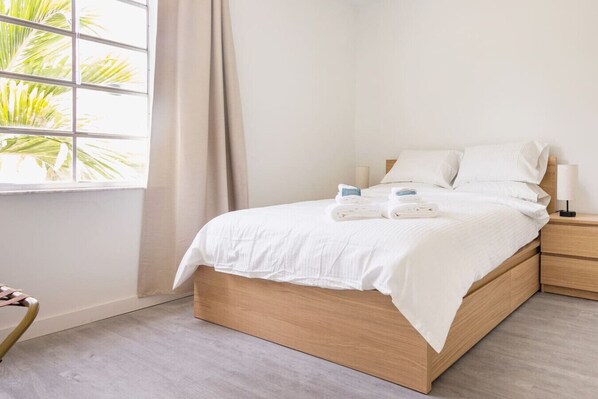 2 bedrooms, desk, iron/ironing board, WiFi - 2 Bdr/1 Bth CHIC & COZY Apartment on Collins Ave (Miami Beach)