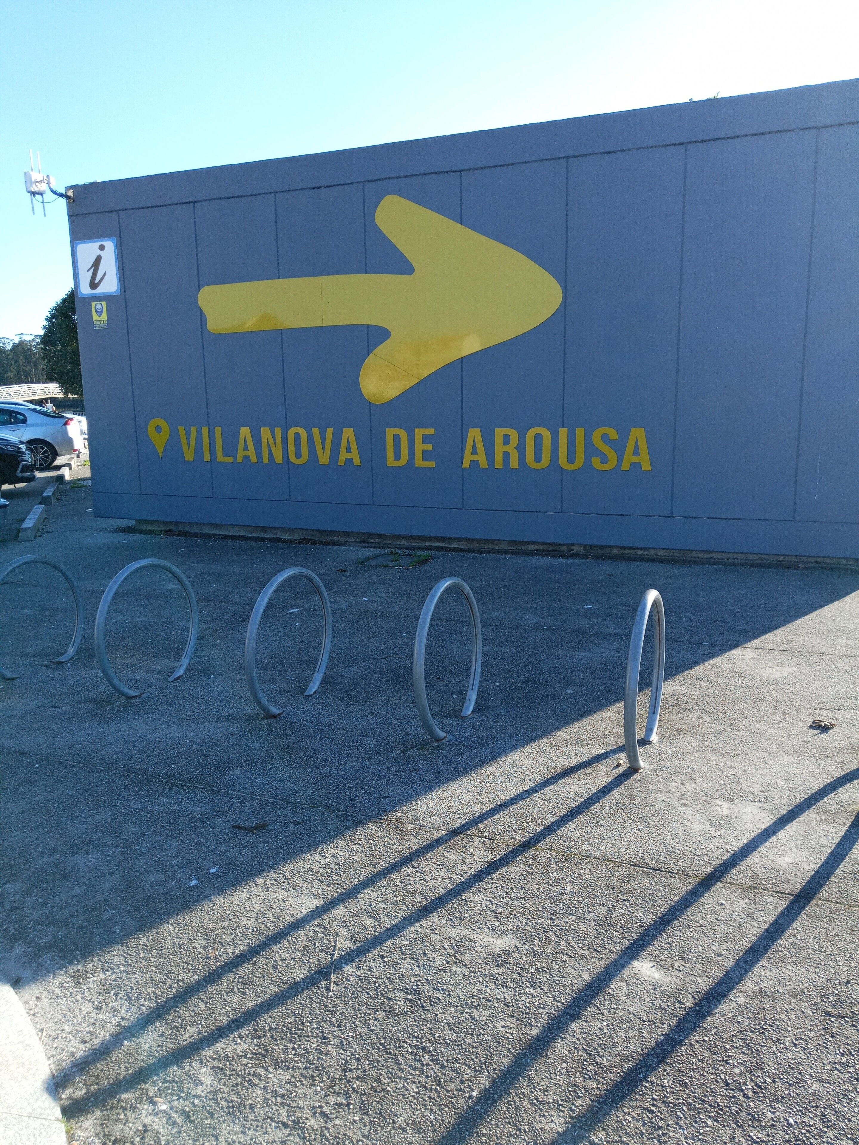 Ein Wegweiser mit einem nach rechts zeigenden Pfeil, beschriftet mit 'Vilanova de Arousa'.