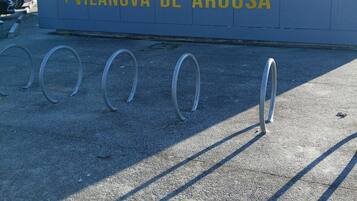 Ein Wegweiser mit einem nach rechts zeigenden Pfeil, beschriftet mit 'Vilanova de Arousa'.