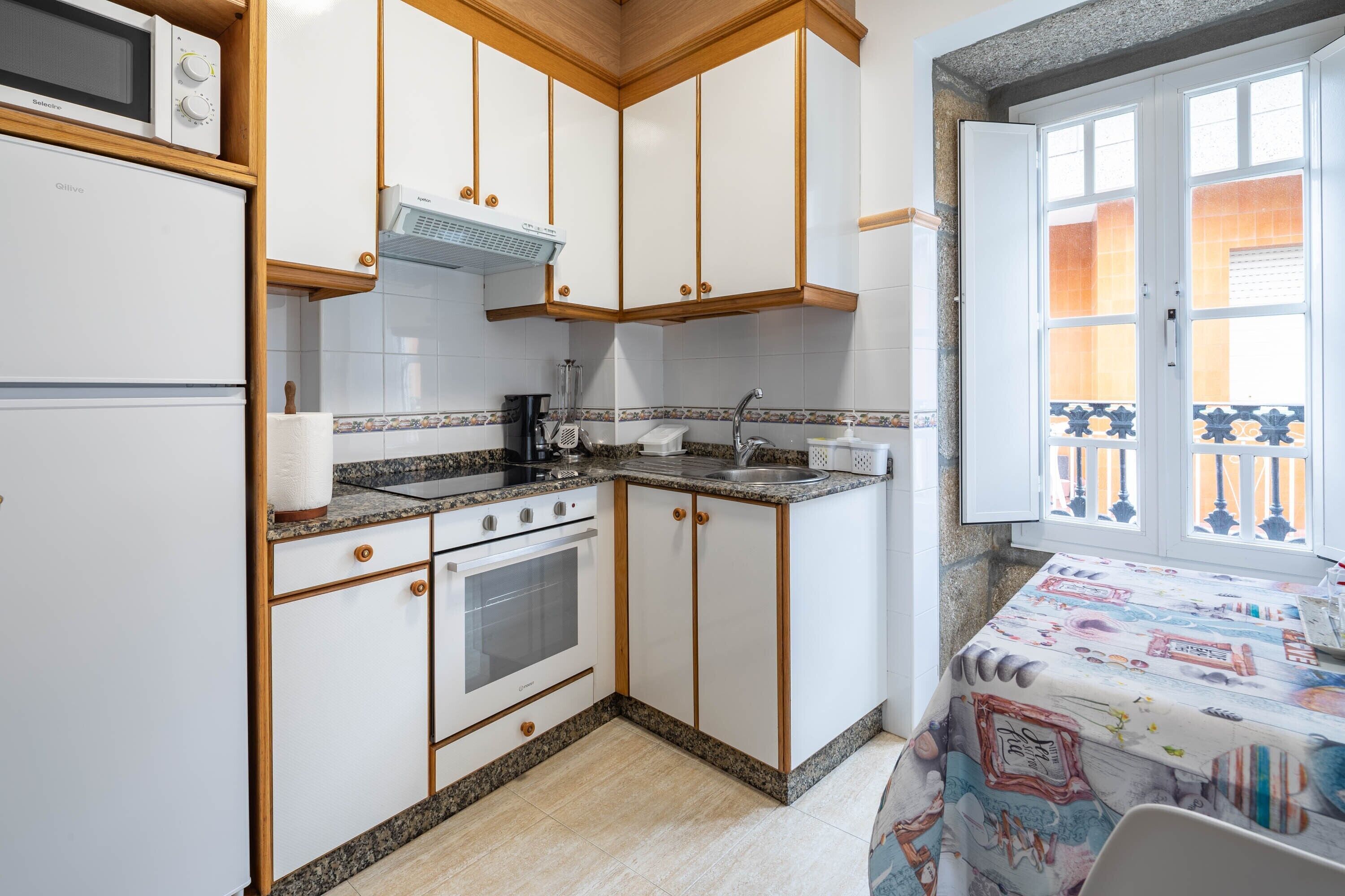 Een koelkast, een microgolfoven, een oven, een kookplaat