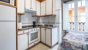 Frigorifero, microonde, forno, piano cottura